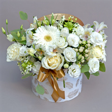 Alb elegant - aranjament cu gerbera și trandafiri