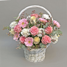 Coș de zile mari - aranjament cu trandafiri și gerbera